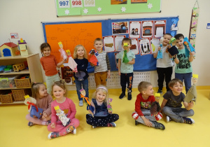 06 dzieci pokazują swoje kukiełki z drewnianych łyżek.